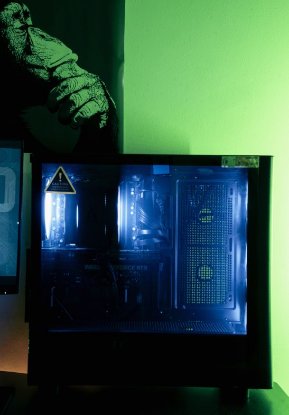 Računalnik EPOCH Triton / Core Ultra 5 245K, 32GB DDR5, 2TB SSD NVMe, nVidia GeForce RTX 5060 Ti 16GB, WiFi, Windows 11, črn